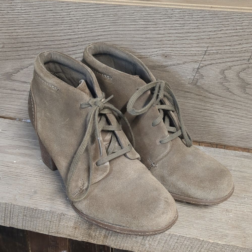 Clarks Faux Suede Lace Up Heeled Ankle Boots Womens Size 8